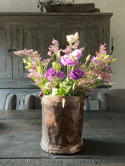 Oude ijzeren kookpot met hengsel C