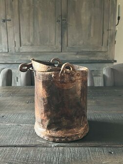 Oude ijzeren kookpot met hengsel C