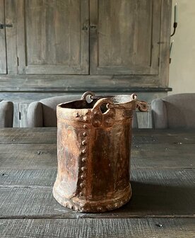 Oude ijzeren kookpot met hengsel C