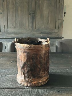 Oude ijzeren kookpot met hengsel C