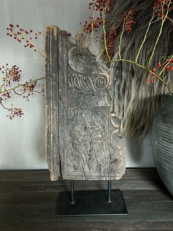 Oud geleefd ornament op standaard 