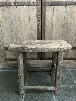 Oud houten kruk C