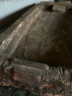 Authentieke Naga schaal met handvat | oude houten  bak met handvat  Be Uniq 