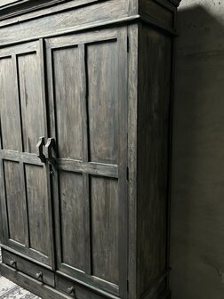 2 deurs kast met 2 laden vintage| grote vintage kast| landelijke stoere 2 deurskast
