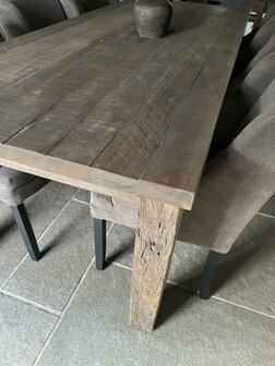 Eetkamertafel Driftwood met blokpoot| Landelijke eetkamertafel