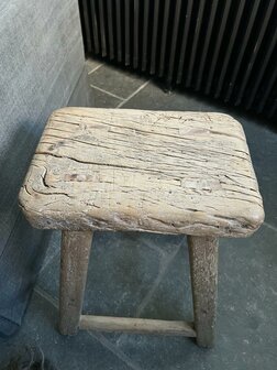 Oude houten kruk C