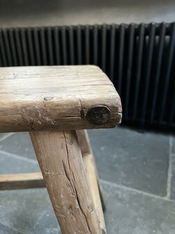 Oude houten kruk H