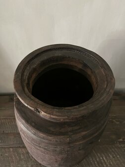 Oude Nepalese pot | oude houten kruik op pootjes XL B (hoogte 49cm)