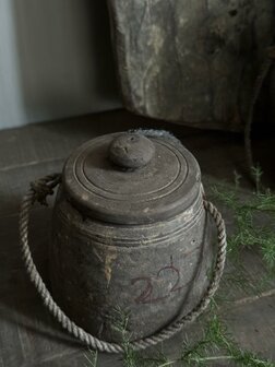 Oud houten kruikje met deksel small Z21