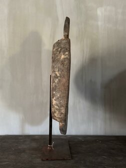 Oude houten schaal op standaard A