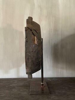 Oude houten schaal op standaard B