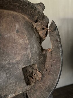 Oude houten schaal op standaard B
