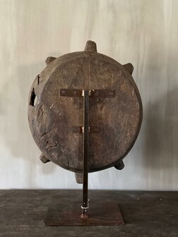 Oude houten schaal op standaard B