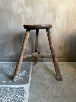Oude houten kruk rond B