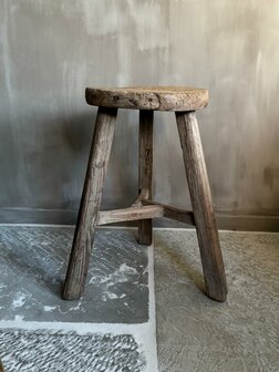 Oude houten kruk rond C