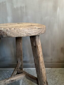 Oude houten kruk rond C