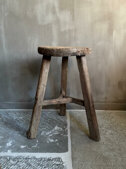 Oude houten kruk rond C