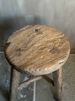 Oude houten kruk rond C