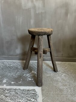 Oude houten ronde kruk klein D