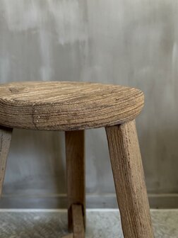 Oude houten kruk rond E