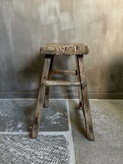 Oude houten kruk H