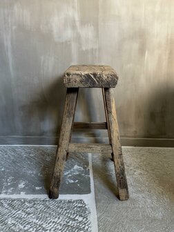Oude houten kruk K