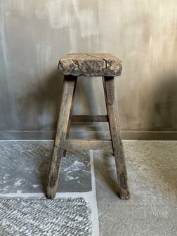 Oude houten kruk K