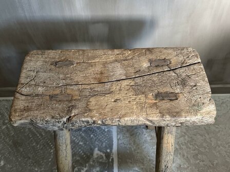 Oude houten kruk K