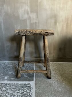 Oude houten kruk K