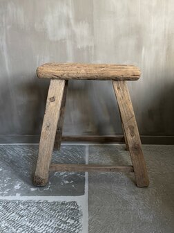 Oude houten kruk M