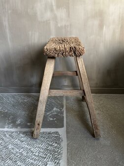 Oude houten kruk M