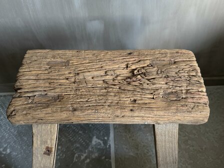 Oude houten kruk M