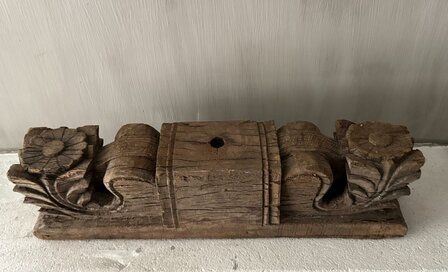 Ornament kandelaar snijwerk Aura Peeperkorn 