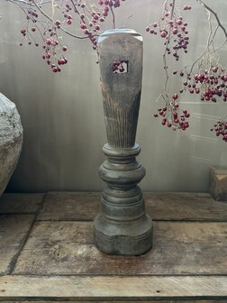 Oude houten baluster Z10