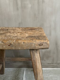 Oude houten kruk E