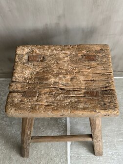 Oude houten kruk E