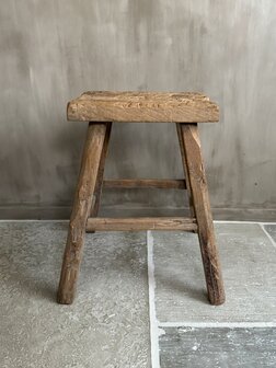 Oude houten kruk E