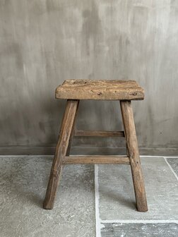 Oude houten kruk E