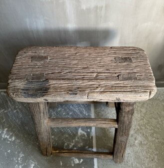 Oude houten kruk F