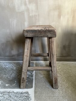 Oude houten kruk G