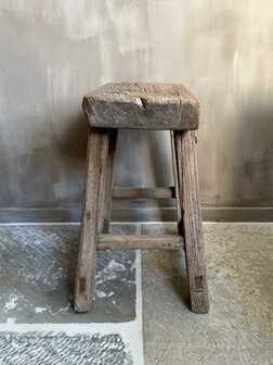 Oude houten kruk G