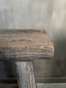 Oude houten kruk G