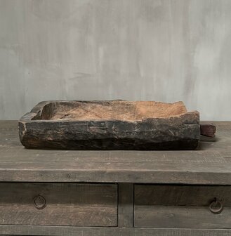 Oude geleefde houten bak met handvat
