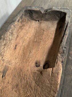 Oude geleefde houten bak met handvat