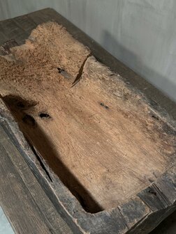 Oude geleefde houten bak met handvat