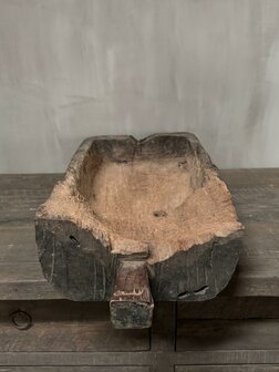 Oude geleefde houten bak met handvat