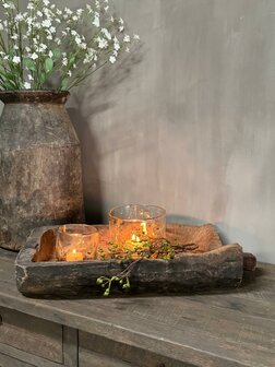 Oude geleefde houten bak met handvat