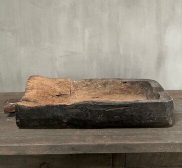 Oude geleefde houten bak met handvat
