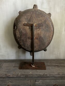 Oude houten schaal op standaard B
