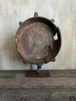 Oude houten schaal op standaard B